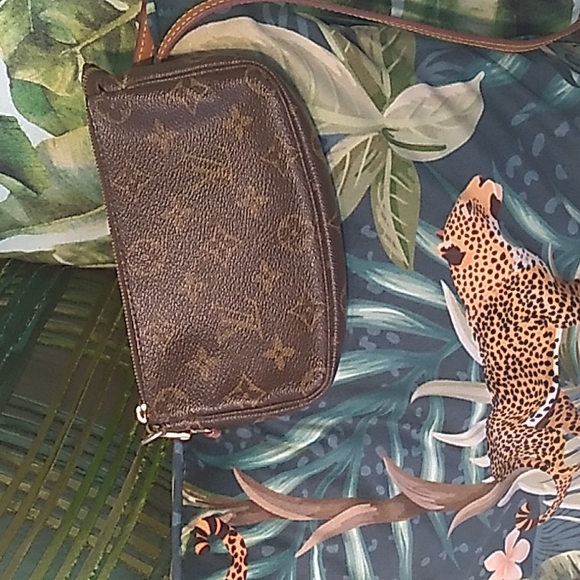 LOUIS VUITTON* MINI POCHETTE with LV Crossbody Strapđź’– - Picture 6 of 10